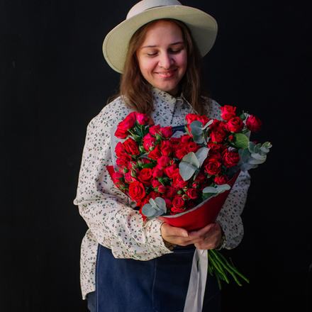 45. Страстный алый букет из кустовых роз и эвкалипта