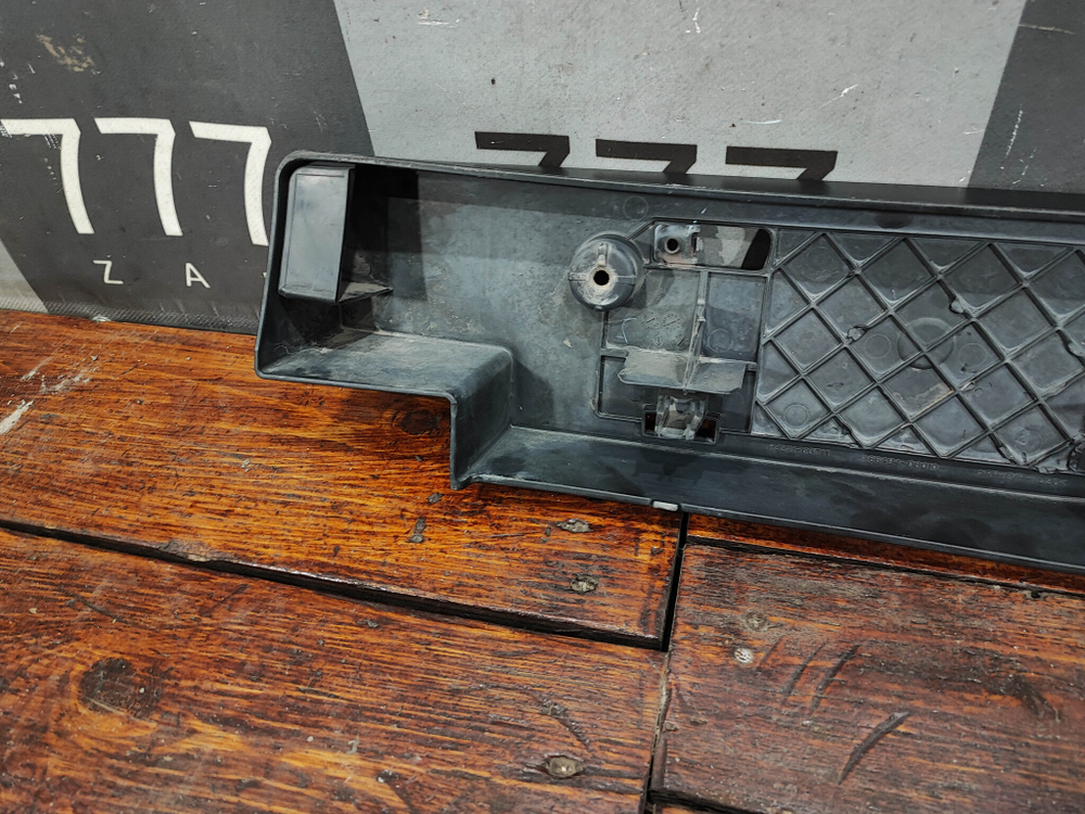 Площадка гос. номера Toyota Land Cruiser 200 15-21 Б/У Оригинал PZ32160711