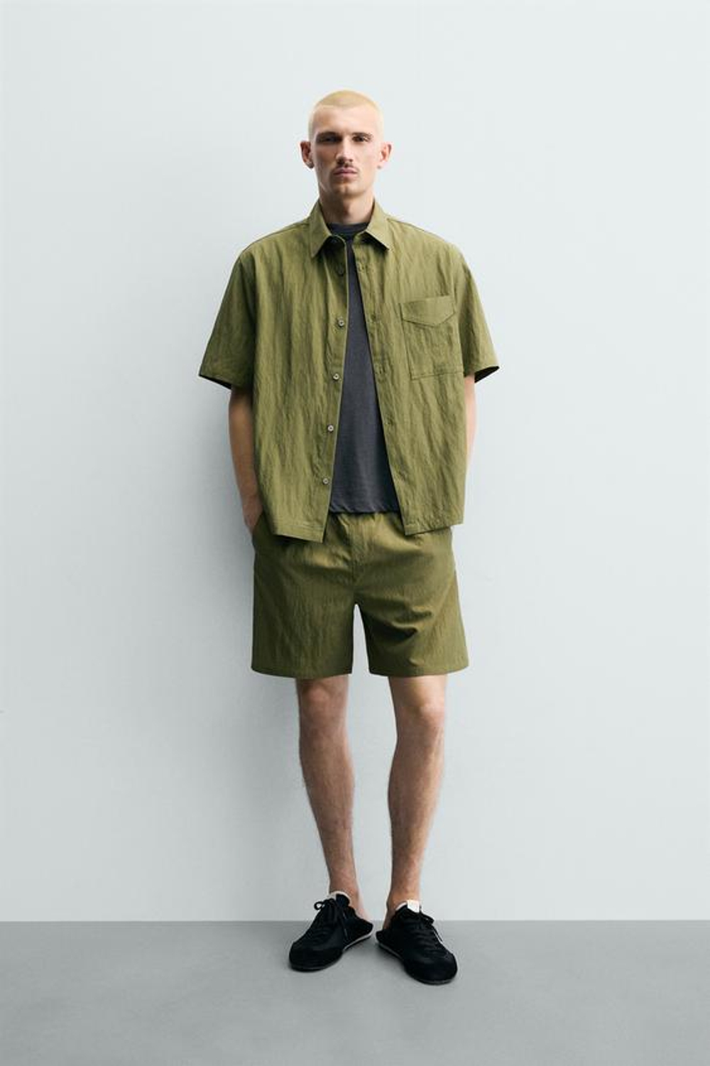 ZARA СТРУЯЩИЕСЯ ШОРТЫ RELAXED FIT, ТЕМНО-ОЛИВКОВЫЙ