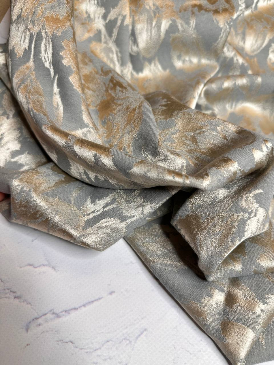 Костюмно-плательный трикотажный жаккард с эластаном (Girani, 77%ацетат/17%пэ/6%эластан, Бежевое золото/серо-голубые тюльпаны, 130, 225 гр/м2)