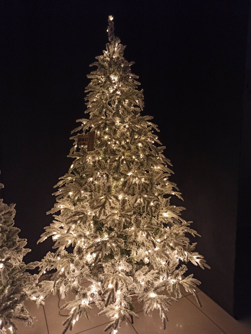 заснеженная елка с гирляндой "Форесто" теплый свет