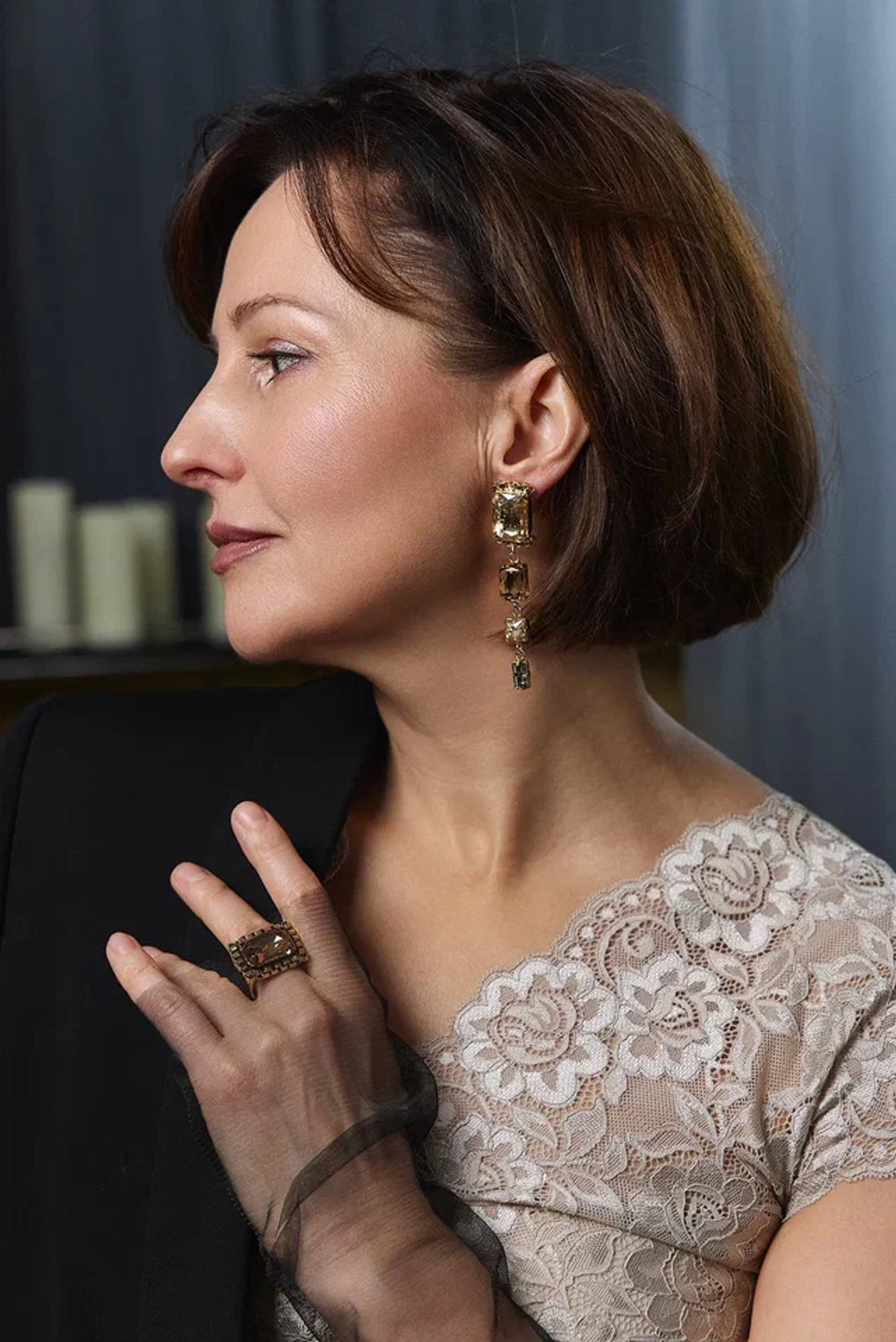 Кольцо разъемное с прямоугольным медовым кристаллом в золотой рамке