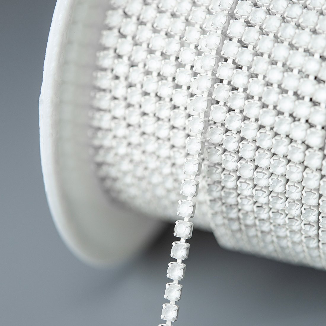 Матовая стразовая цепь, 2мм, белый кристалл в белых цапах
