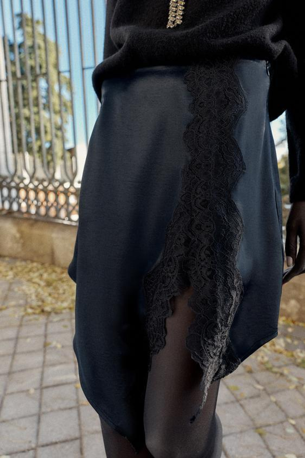 ZARA АТЛАСНАЯ МИНИ-ЮБКА С КРУЖЕВОМ, МОРСКОЙ СИНИЙ