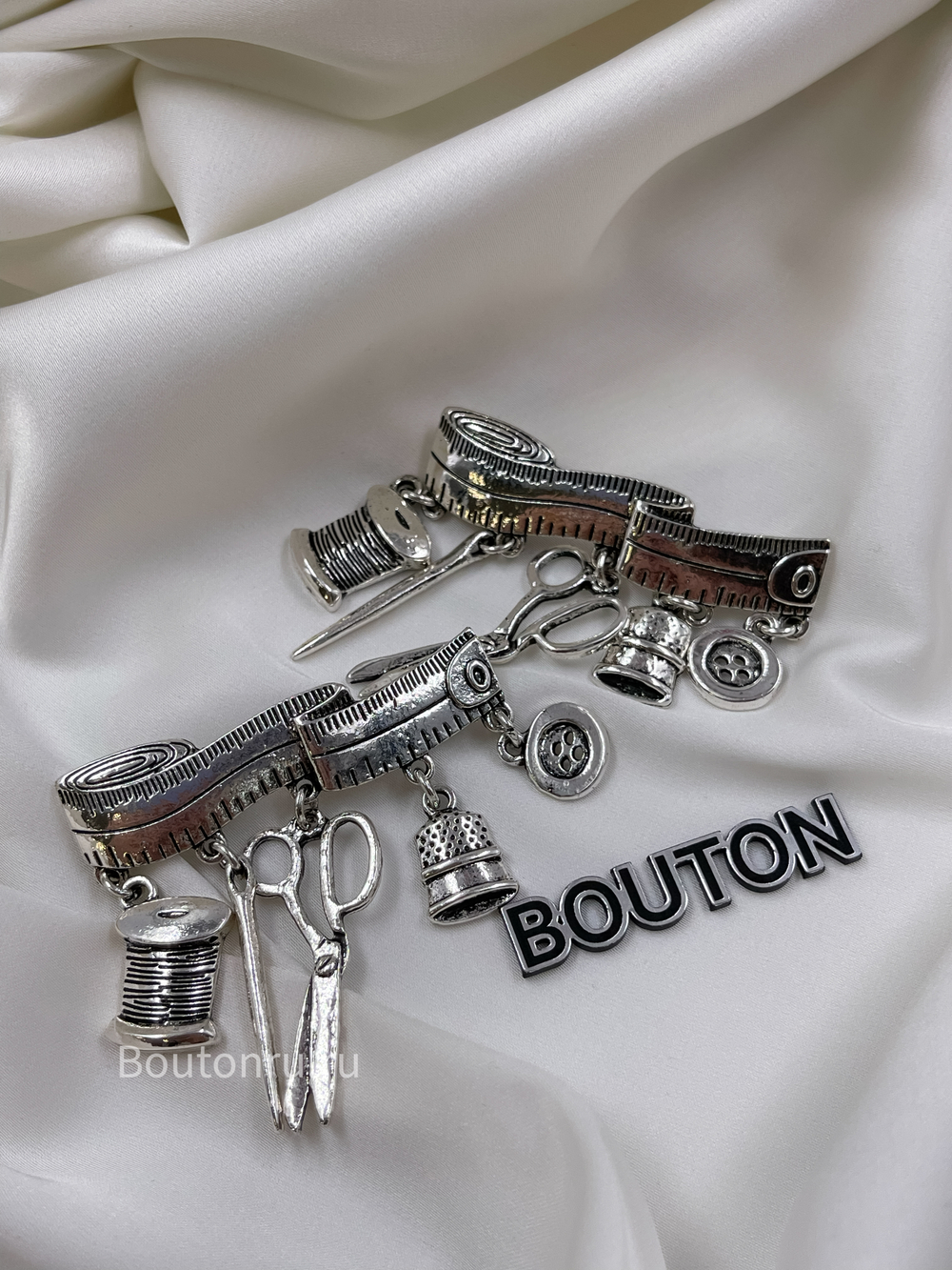 Брошь серебристая в форме "Портновского Метра" с подвесками