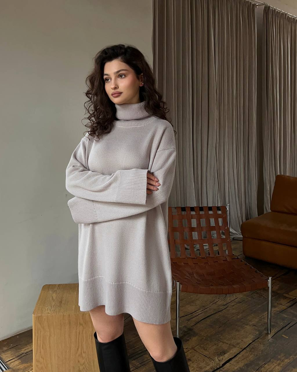 Платье вязаное мини с горлом