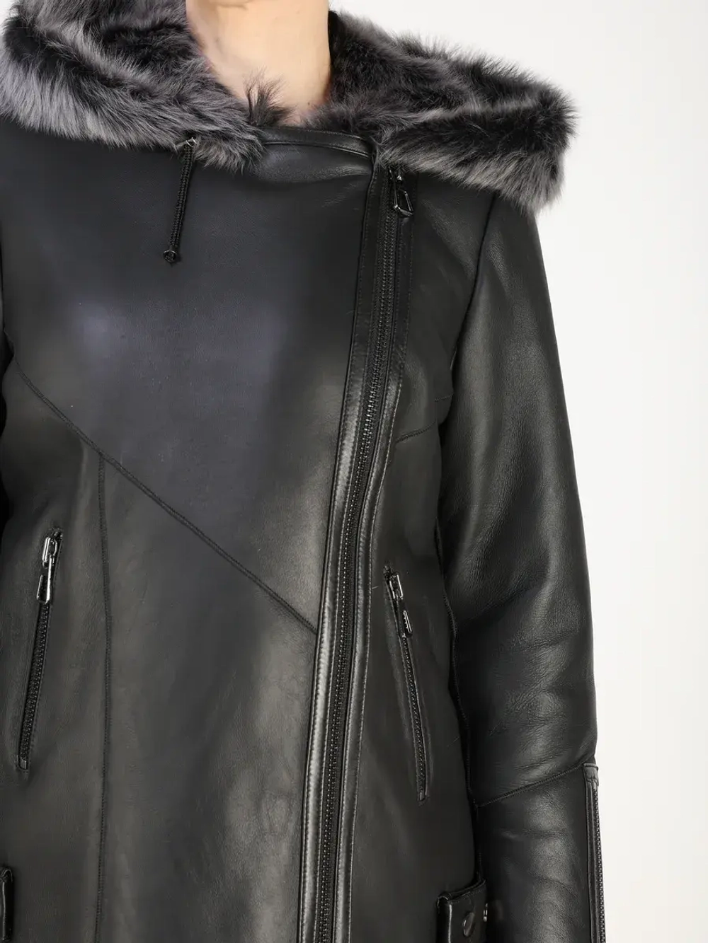 Дубленка зимняя натуральная с капюшоном короткая