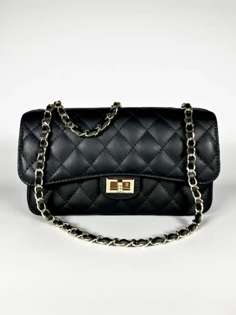 Женская сумка с цепочкой из натуральной кожи черного цвета