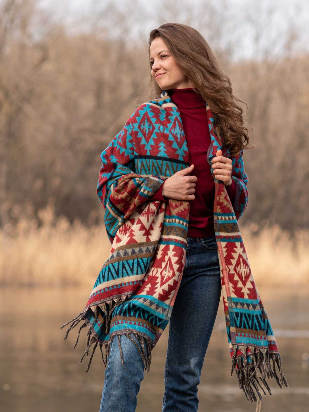 Теплый палантин с орнаментом