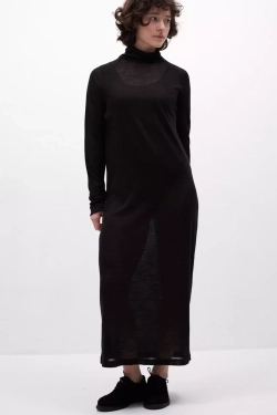 Платье из трикотажа со стойкой черного цвета с поясом