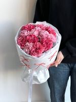 Сборный букет из роз Кантри и диантусов в лимитированной упаковке размер S