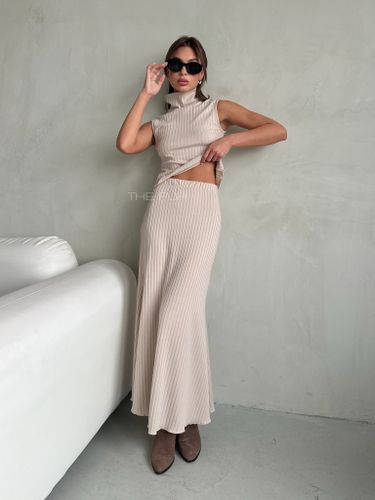 Бежевый трикотажный костюм в рубчик