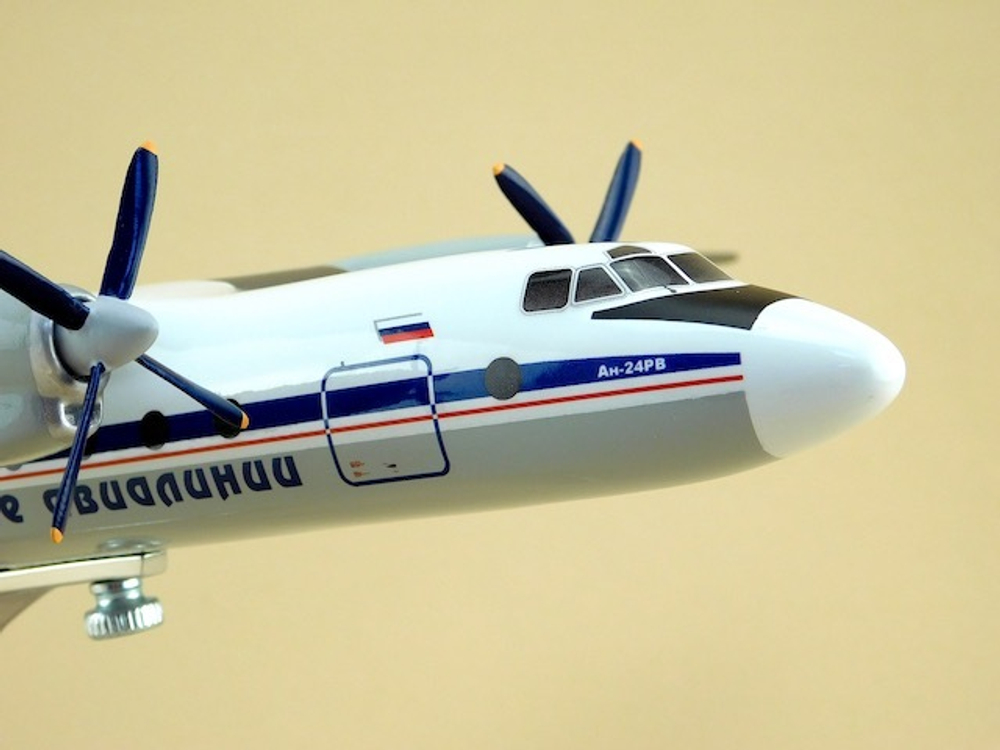 Модель самолета Ан-24 (М1:72, Полярные авиалинии)