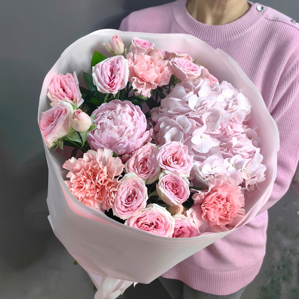 Авторский букет с пионом и гортензией