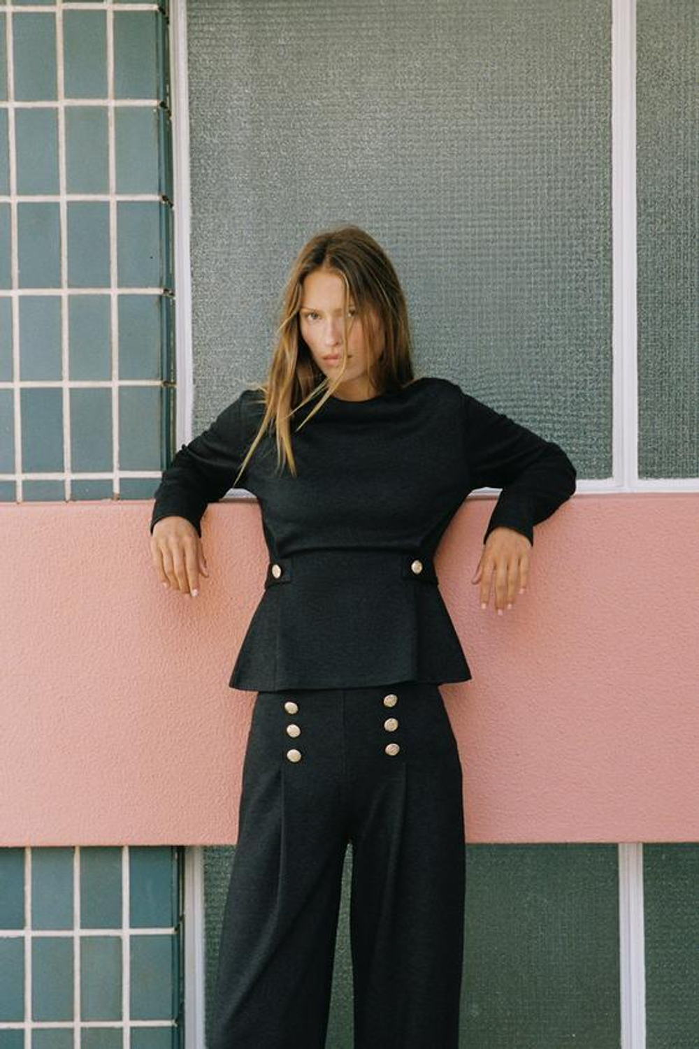 ZARA БРЮКИ ИЗ САРЖИ С ПУГОВИЦАМИ, ТЕМНО-СЕРЫЙ