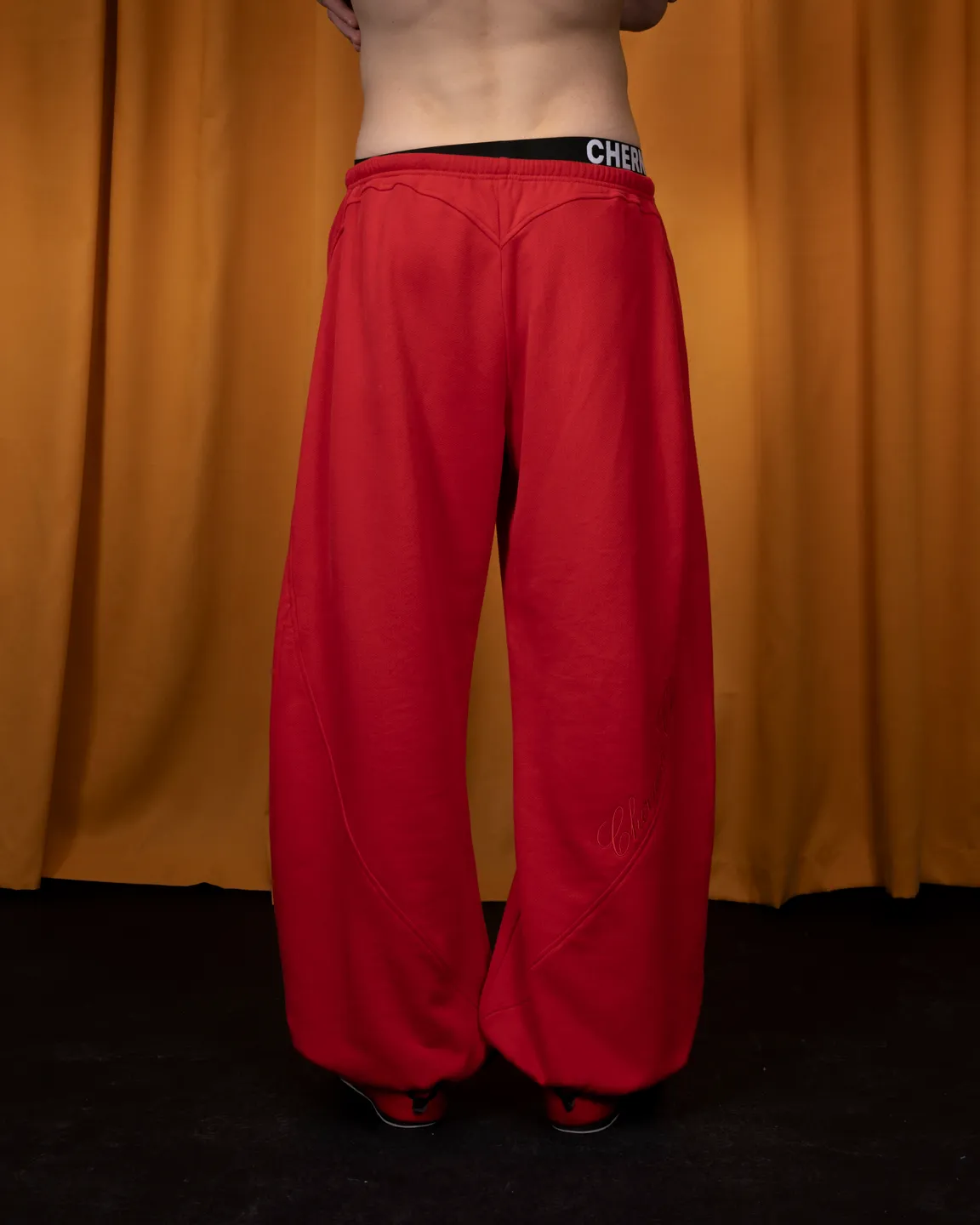 Красные брюки 