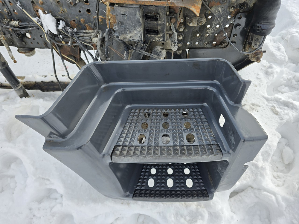 Корпус подножек правый