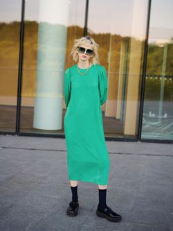 Платье с пышными рукавами изумрудного цвета