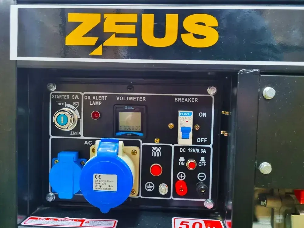 Дизельный генератор Zeus APD 3500 CLE 3 кВт с электростартером. В комплекте аккумулятор, колеса и набор фильтров для 1-го ТО