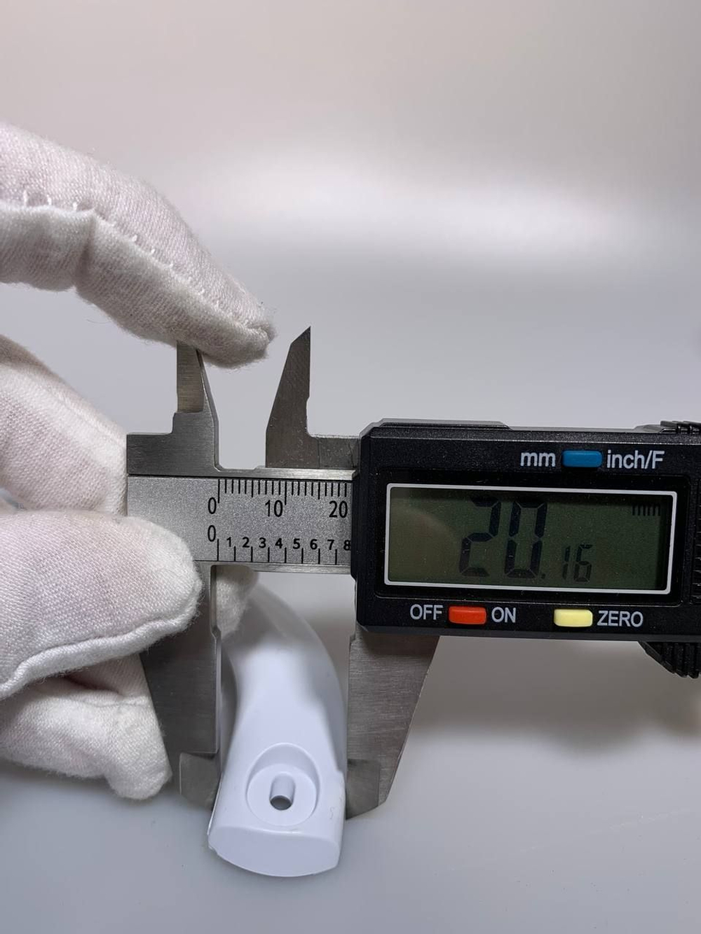 Ручка для холодильника Indesit нижняя зам. C0085715 23 см, белая