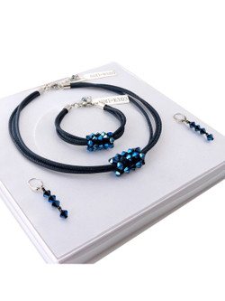 4719 Coeur de Lion колье, браслет и серьги с кристаллами Сваровски и мягкой кожи наппа в 4 сложения сине-сапфирового цвета.