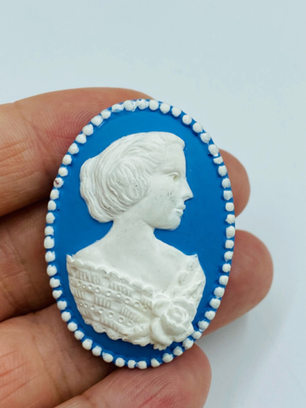 Брошь Hallmark "камея"