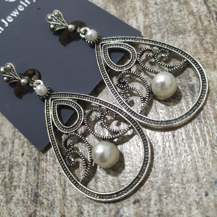 Серьги на англ.заст Bohemia форма капля бусинки белые металл античный серебристый