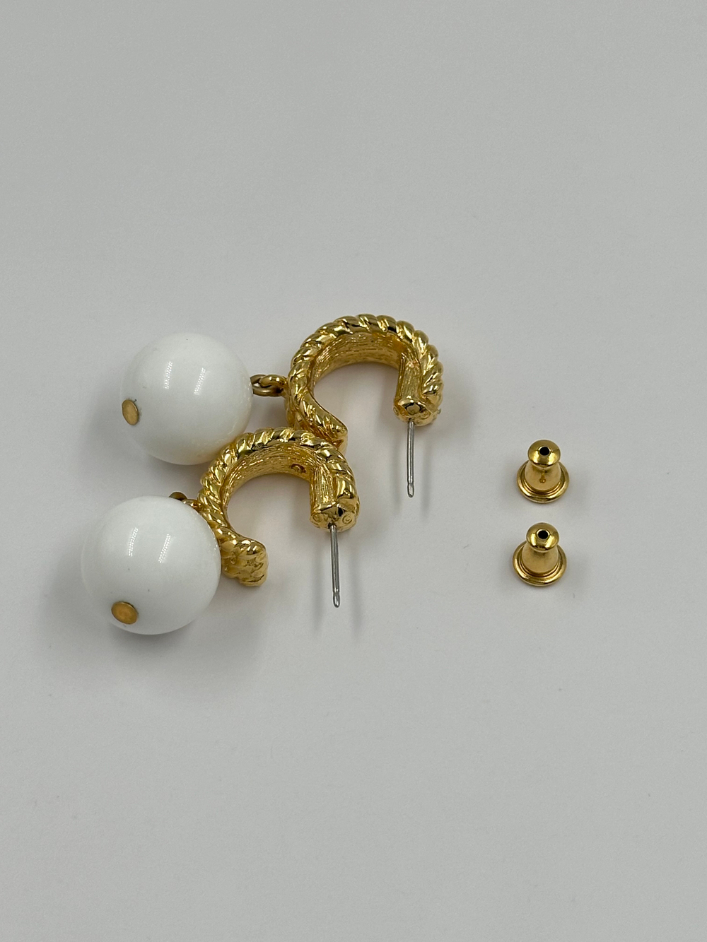 Серьги с белыми подвесками Monet