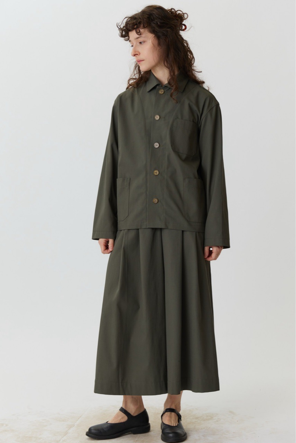 Жакет с тремя карманами серо-зеленого цвета