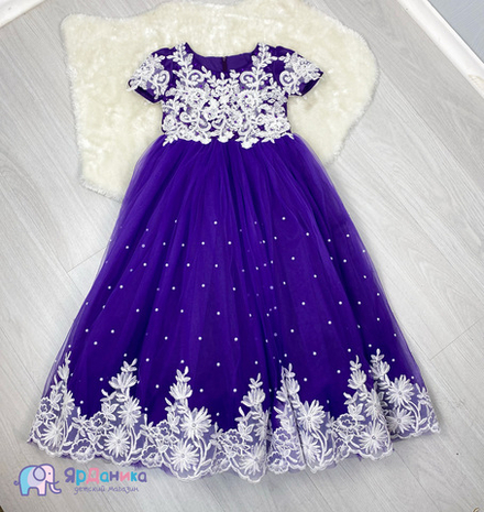 Платье праздничное фиолетовое с белым кружевом и жемчугом