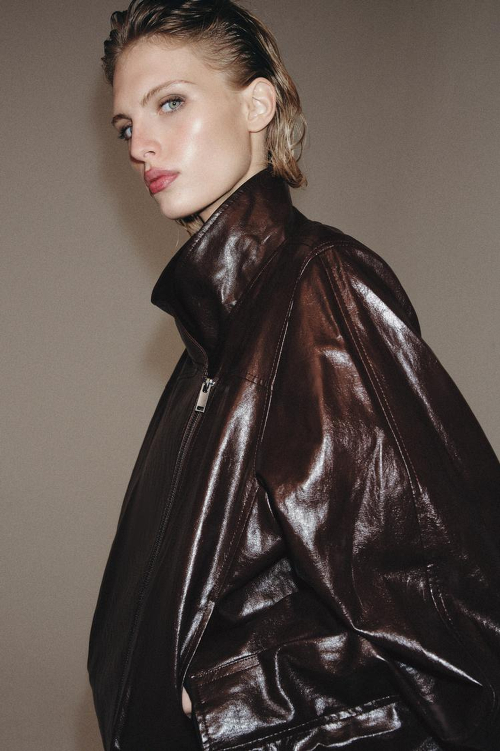 ZARA КУРТКА ИЗ ИСКУССТВЕННОЙ КОЖИ — ZW COLLECTION, БУРГУНДИ