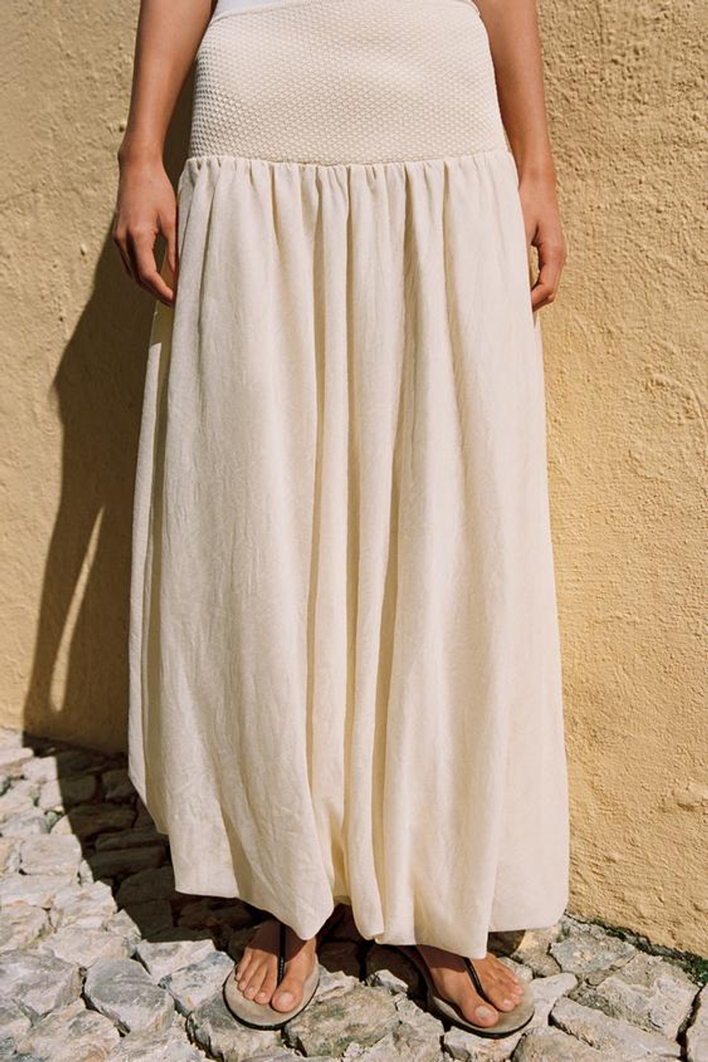 ZARA ЮБКА ОБЪЕМНОГО КРОЯ ИЗ КОМБИНИРОВАННОГО ТРИКОТАЖА, ЭКРЮ