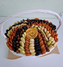 Корзина с сухофруктами