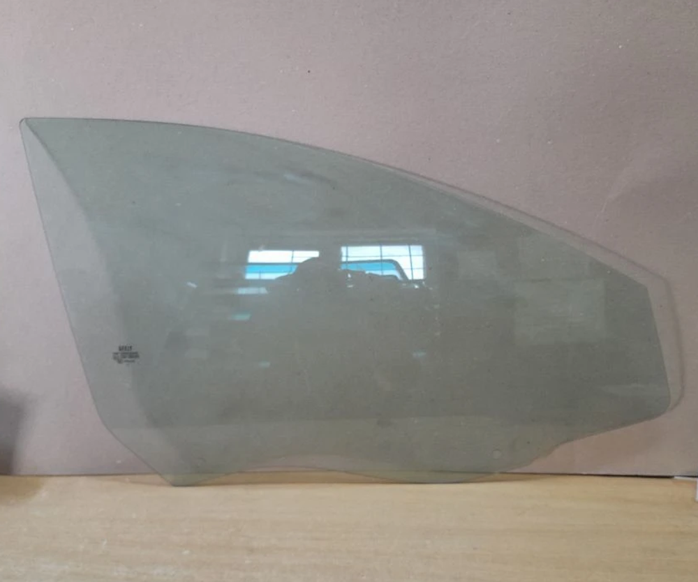 Geely Emgrand EC7 стекло двери передней правой 1068002063