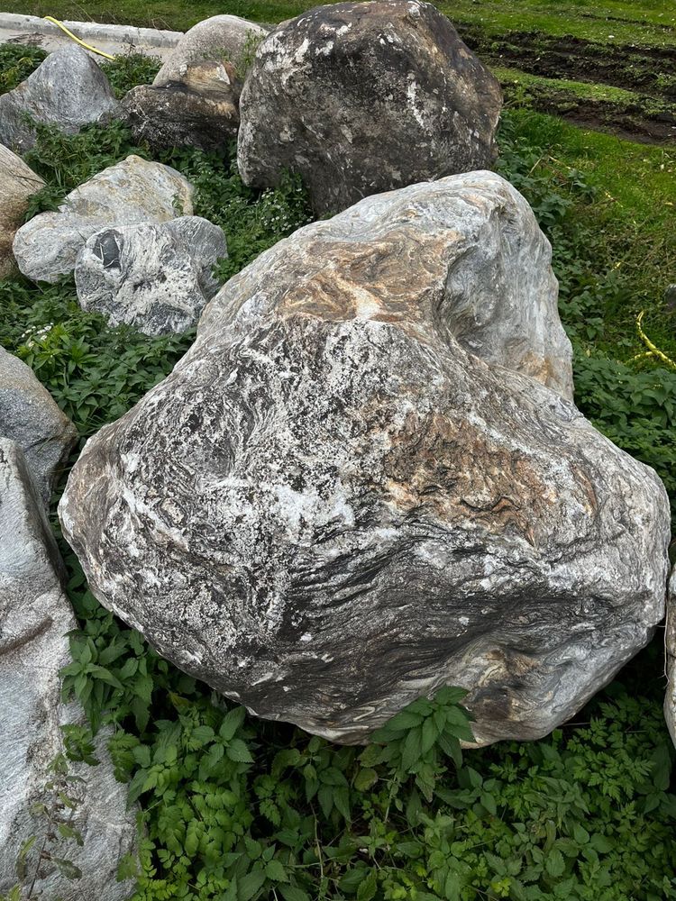 Gray River Boulder /tn