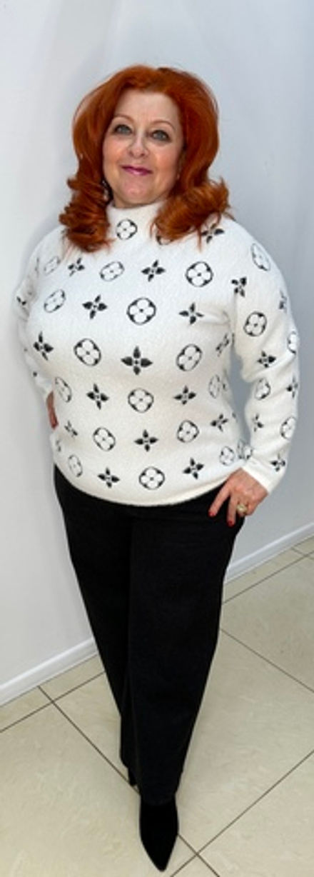 Белый джемпер с ворсинками и черным принтом