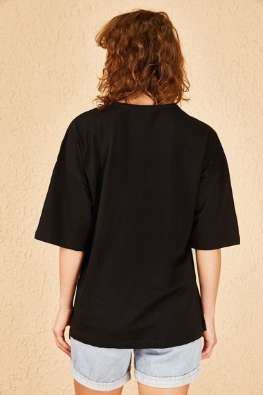 Qadın üçün geniş ölçülü qara t-shirt 10501025