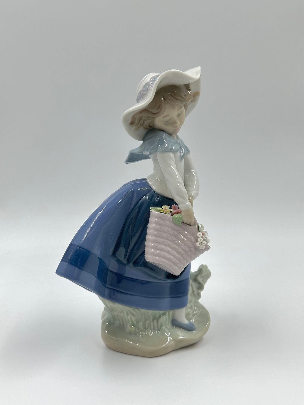 Фигурка Девочка с корзиной цветов Lladro 1983 год