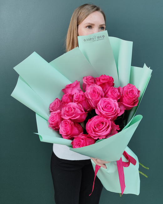 Букет из малиновых роз Эквадор в оформлении,15шт(00248)