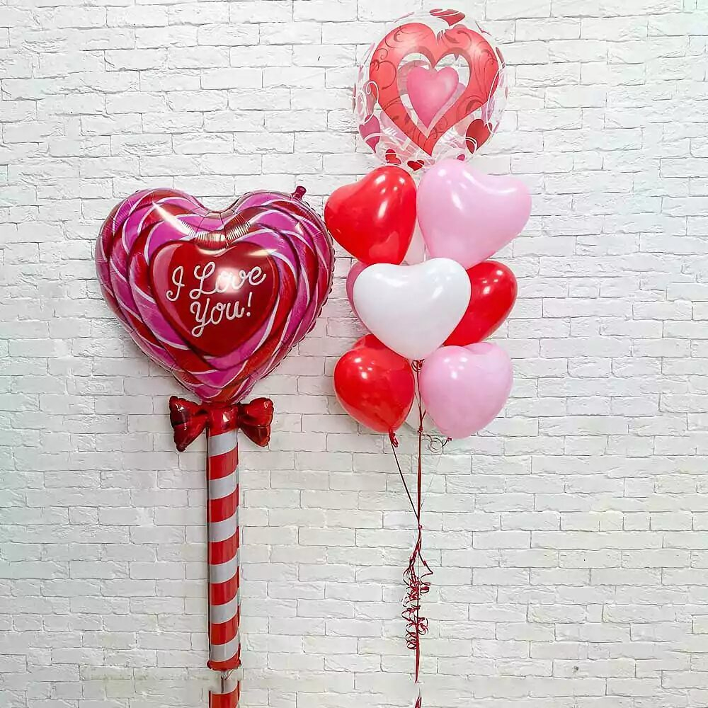 Композиция из воздушных шаров с красным леденцом