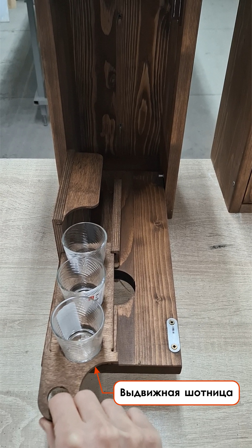 Скворечник-бар деревянный, выдвижная шотница со стопками