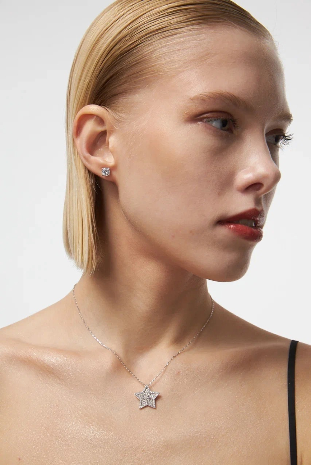 Серьги пусеты Embrasse White 6 мм