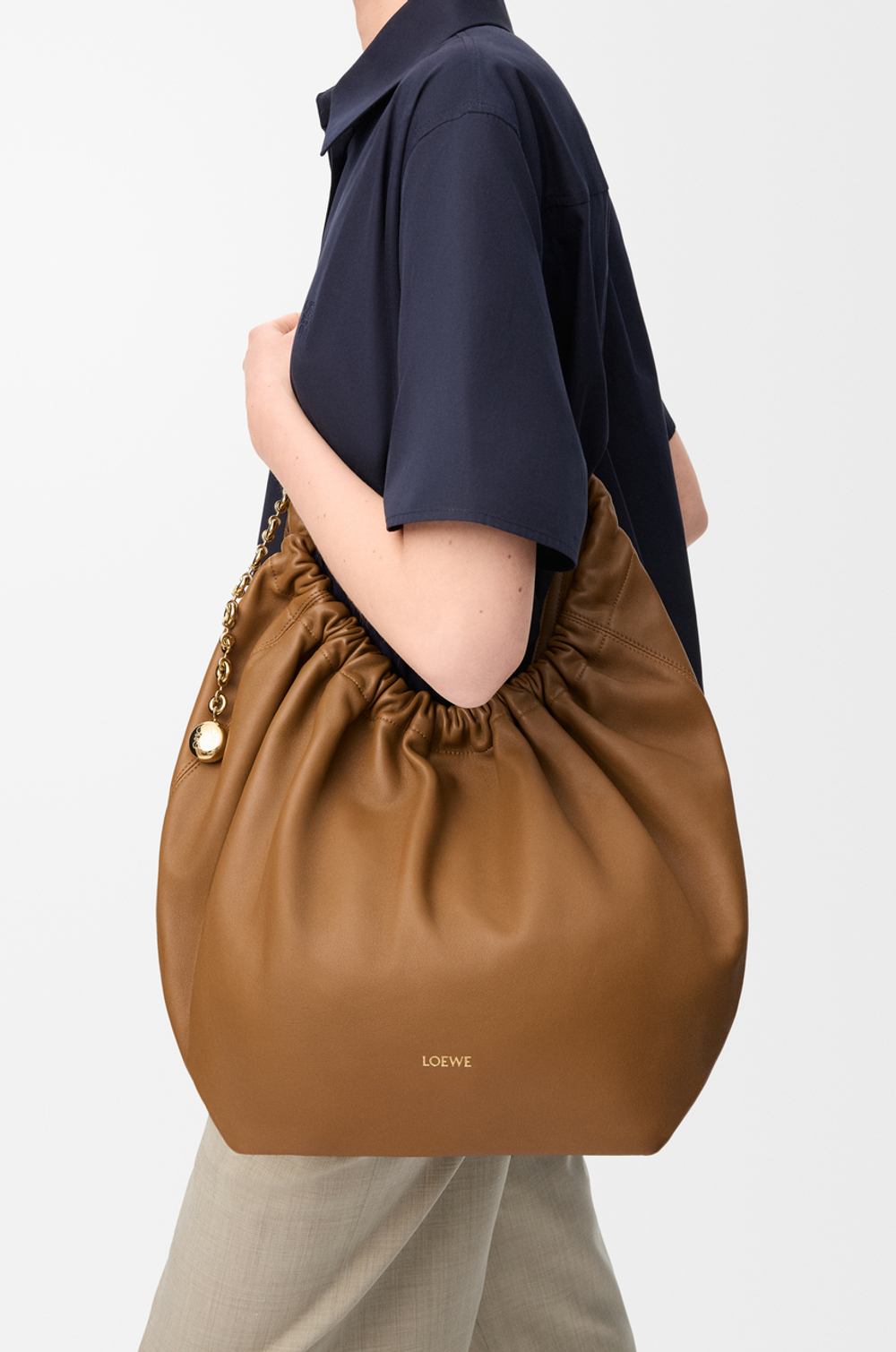 Loewe Средняя сумка-мешок Squeeze из мягкой кожи ягненка наппа, светло-коричневый