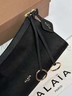 Женская сумка Alaia Le Click East West черного цвета замшевая