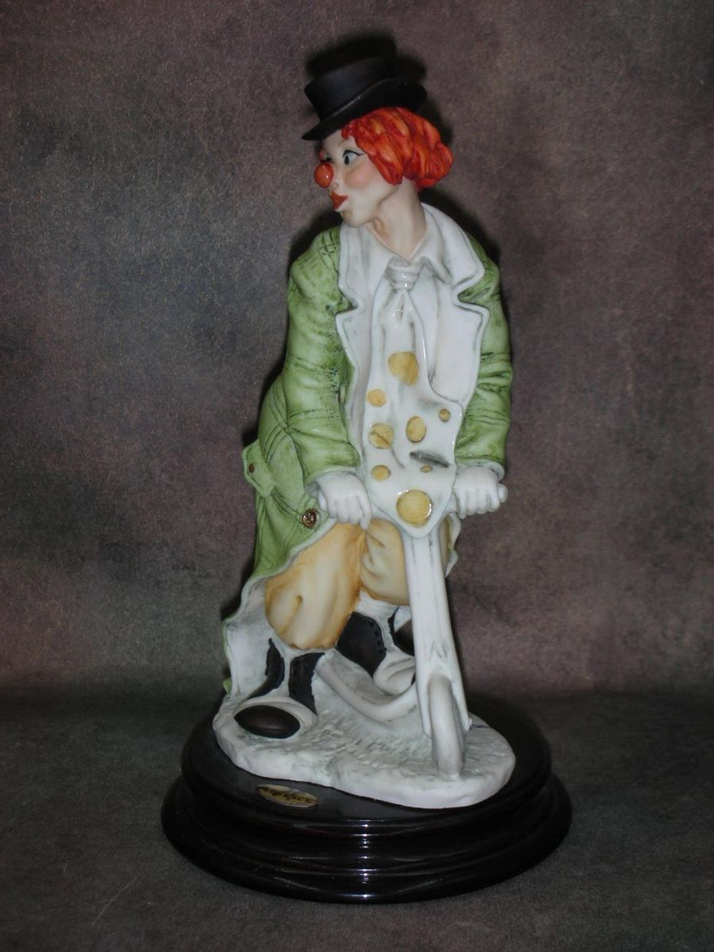 Статуэтка. Фарфор. Клоун на самокате. Capodimonte. Италия