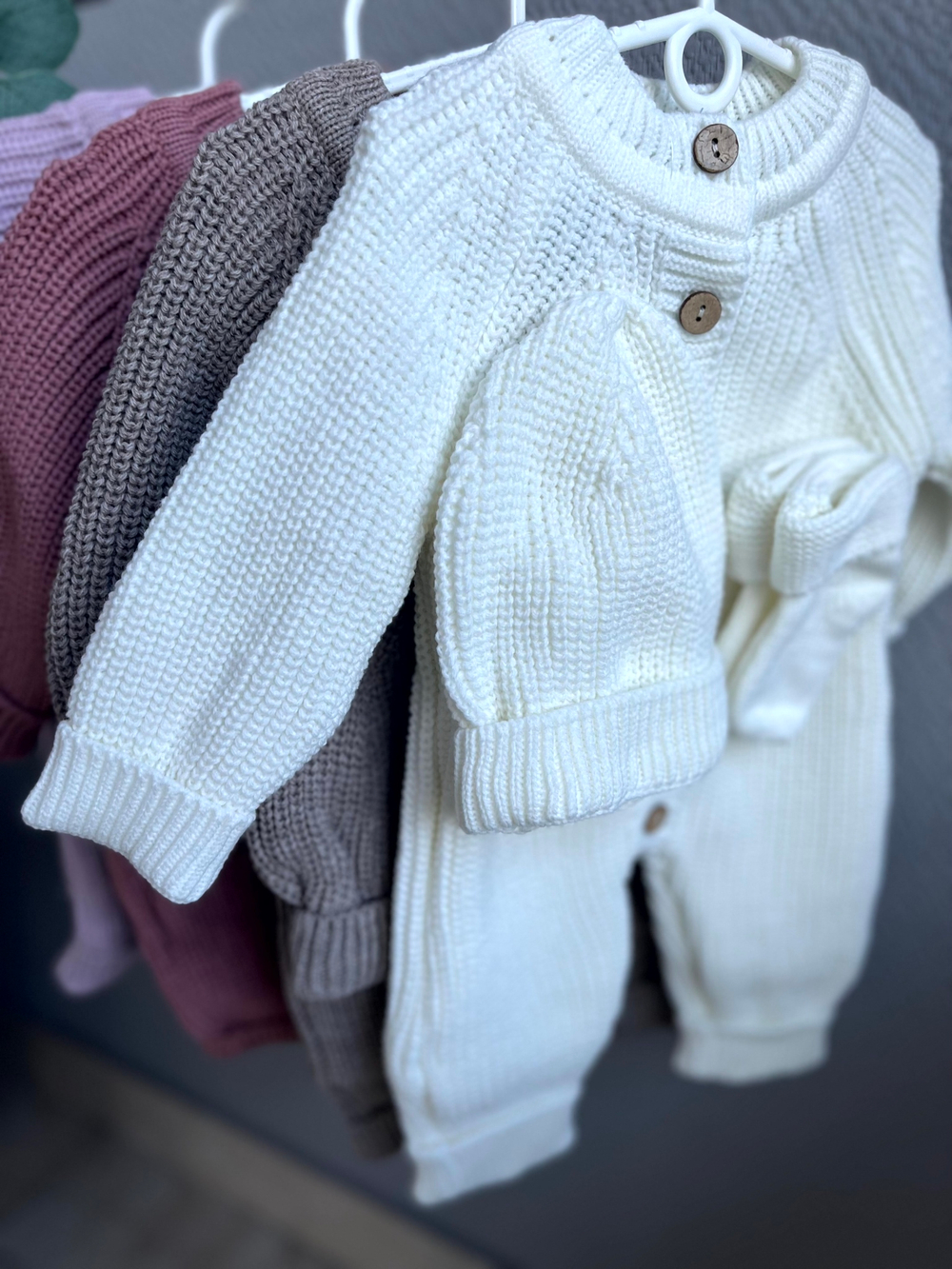 Вязаный комплект на выписку 3 предмета "Лапша" (комбинезон, шапочка, пинетки)