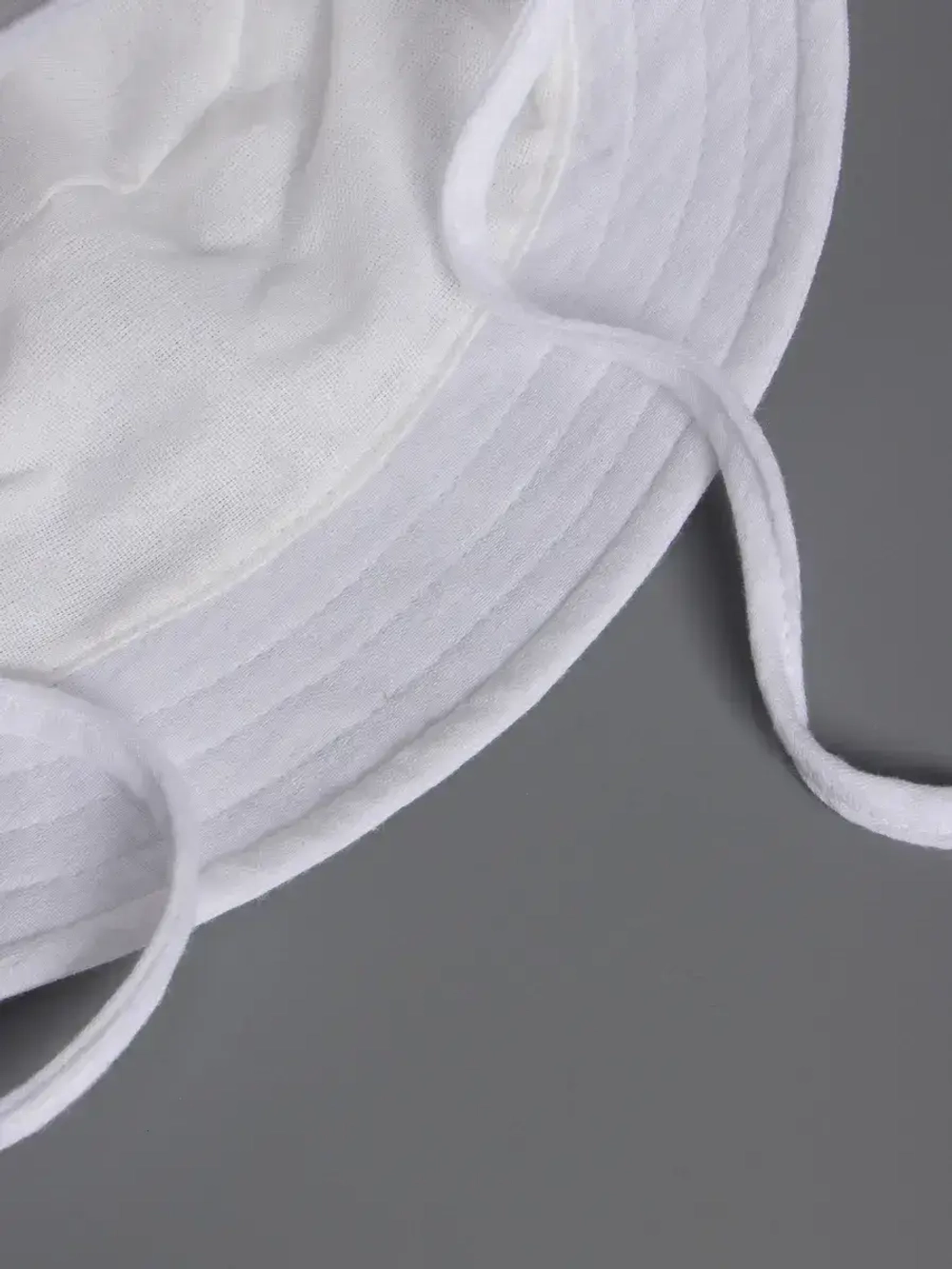 Белая детская панама на лето с завязками