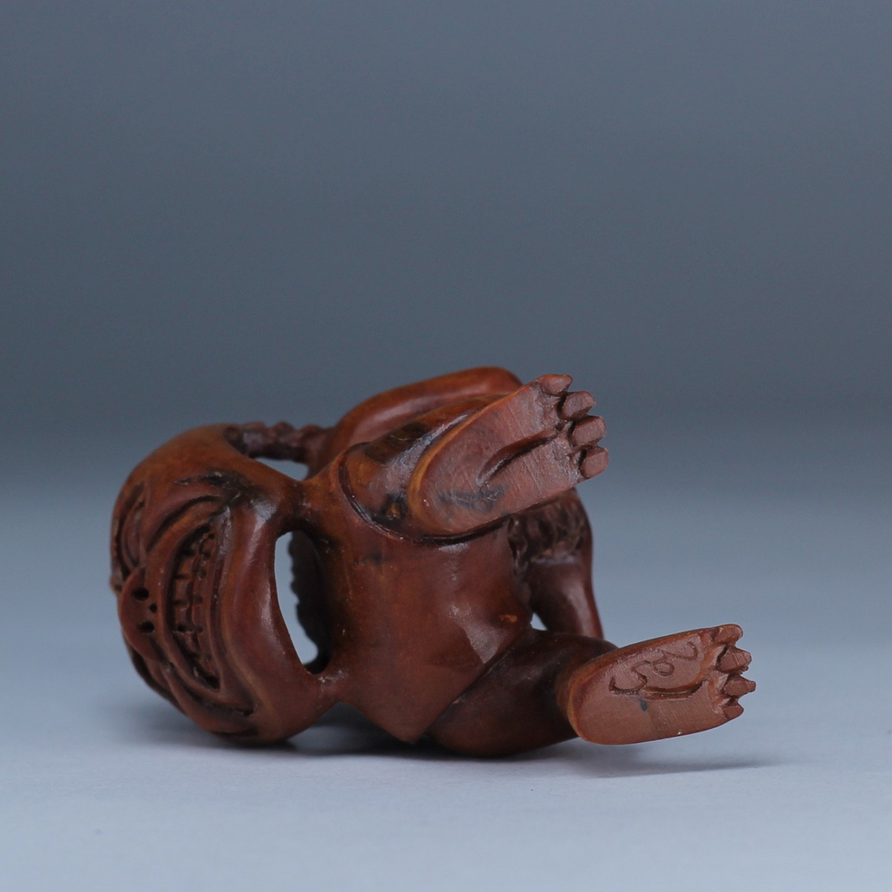 Нэцкэ Демон с маской на спине