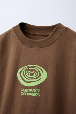 ZARA ФУТБОЛКА ИЗ ТКАНИ С ПРИНТОМ, КОРИЧНЕВЫЙ