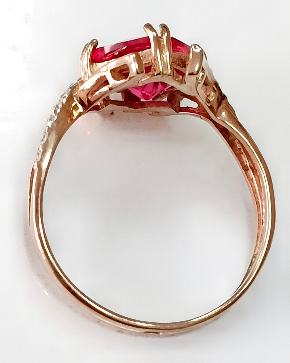 Ювелирное кольцо из серебра с позолотой,вставка рубин и фианиты